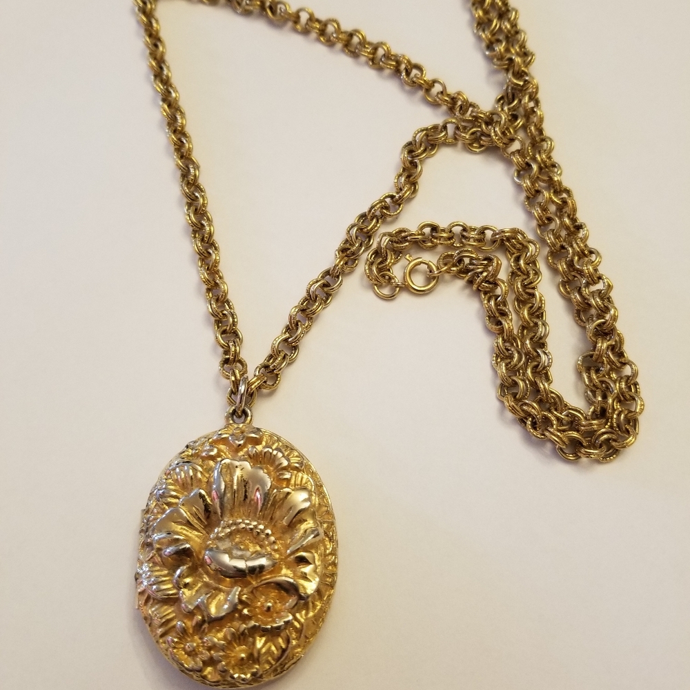 Vintage Flower Locket Necklace - Picture 4 of 4